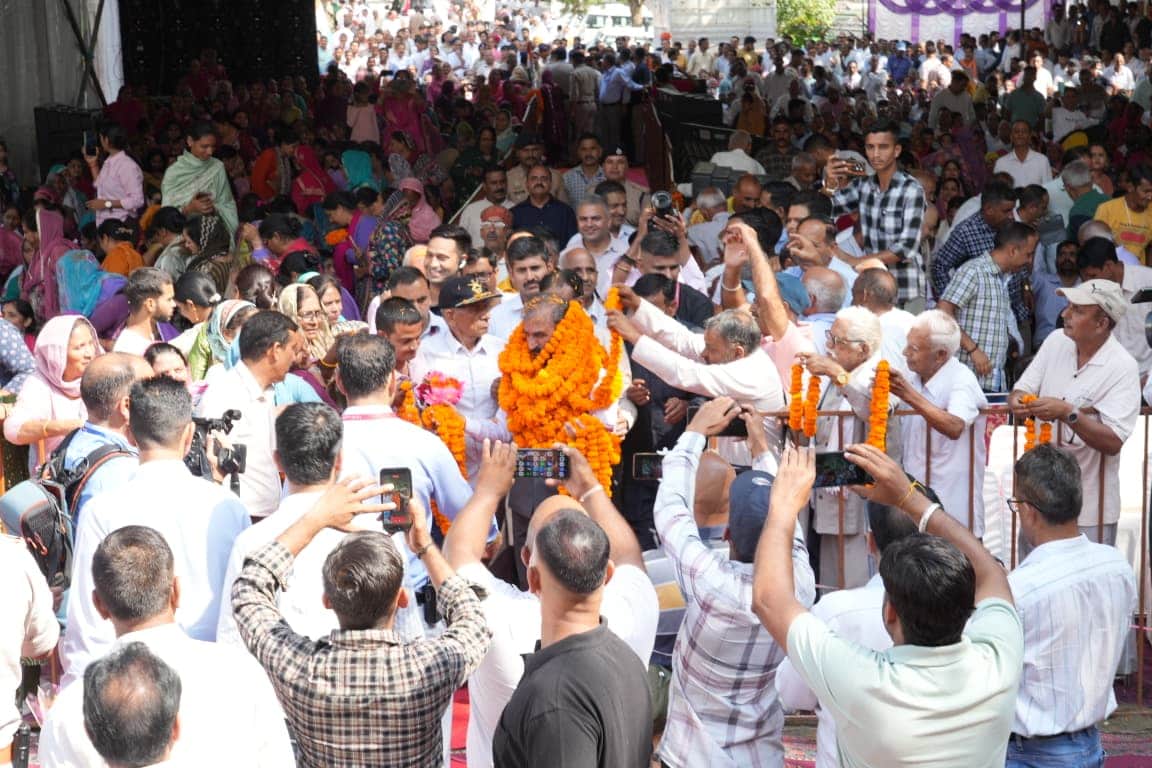 रैल में आयोजित जनस्वास्थ्य शिविर में पहुंचने पर सीएम सुक्खू का स्वागत करते स्थानीय लोग। विभाग।