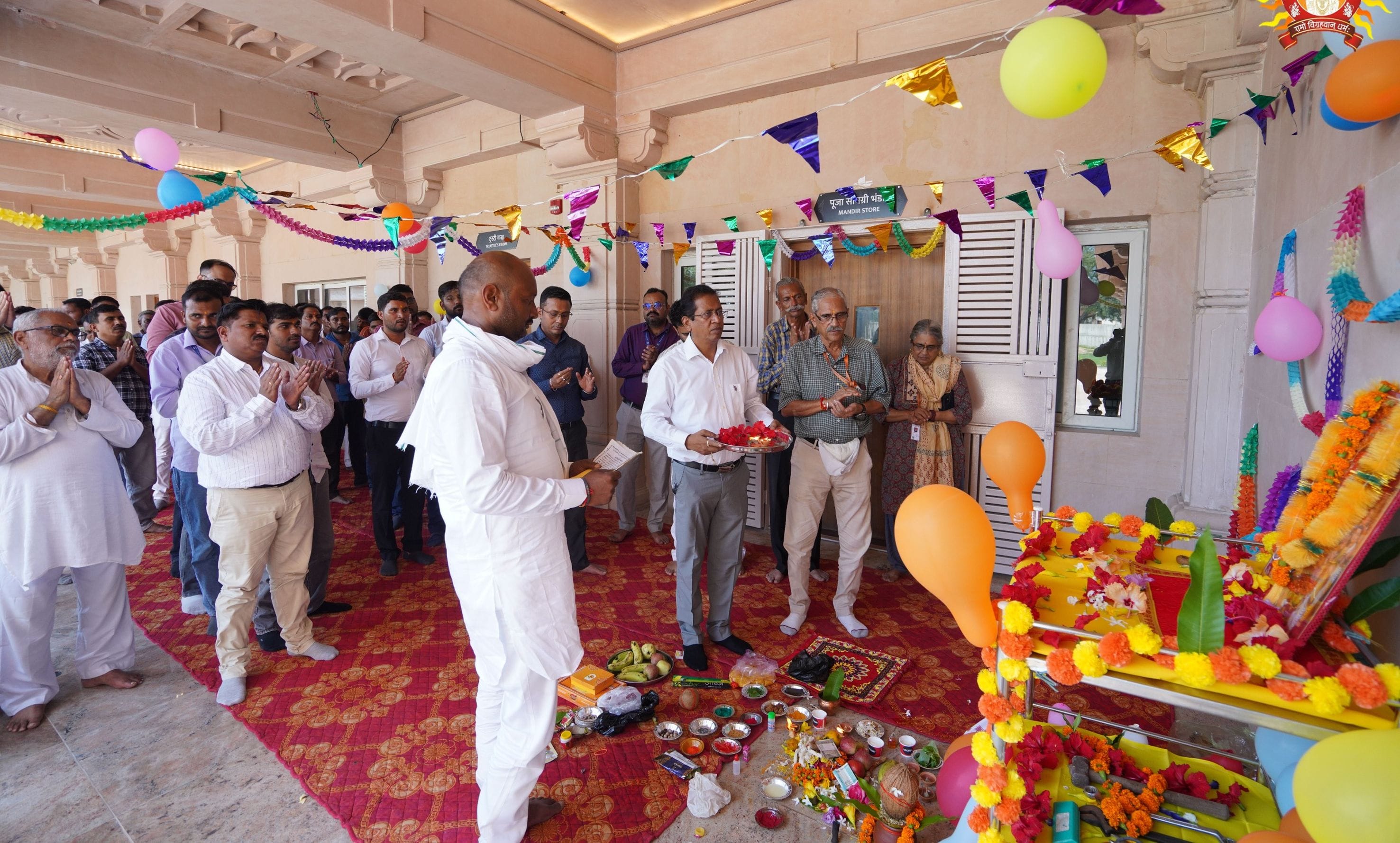 राम मंदिर में पूजन करते इंजीनियर व कर्मचारी।