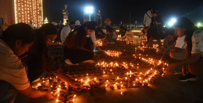 राष्ट्र प्रेरणा स्थल पर जलाए गए दीये