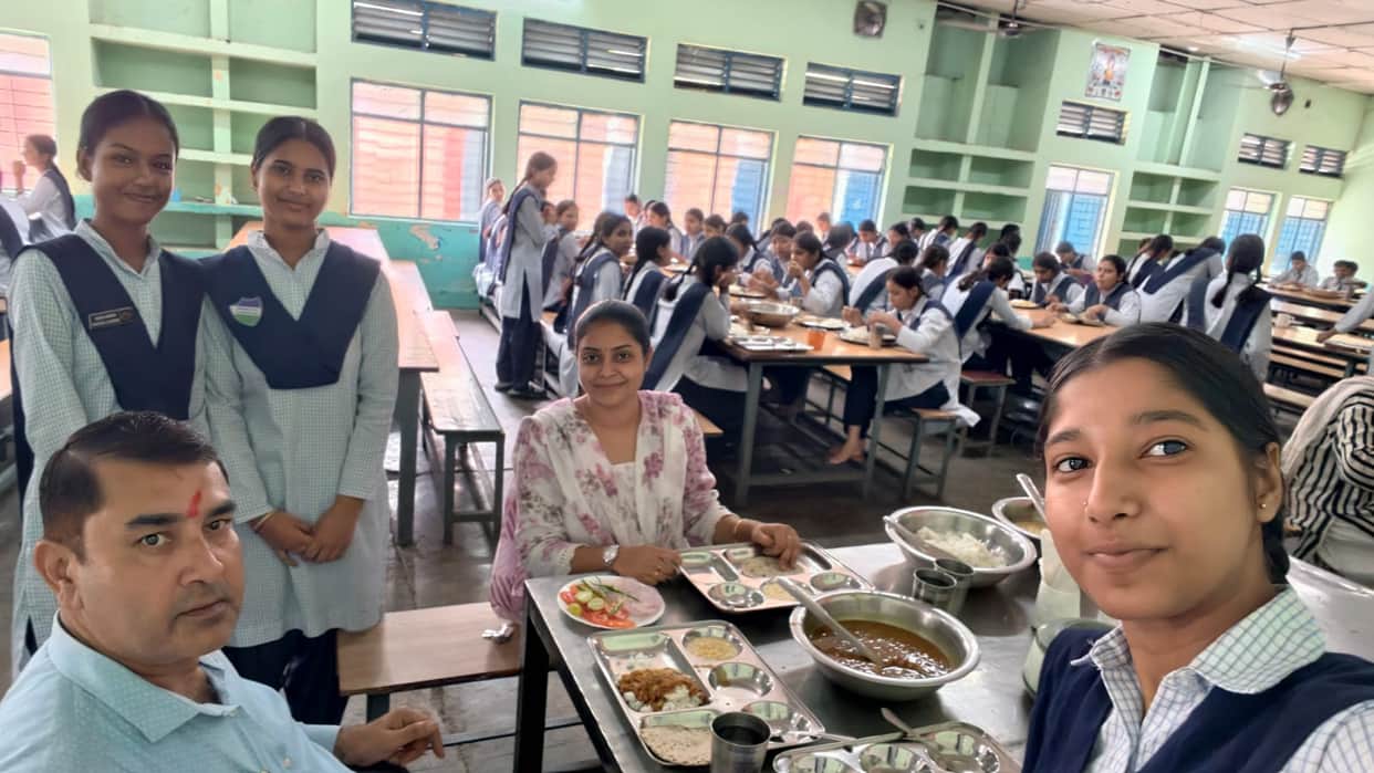 The CMO dined with the students and inspected the quality of the food.