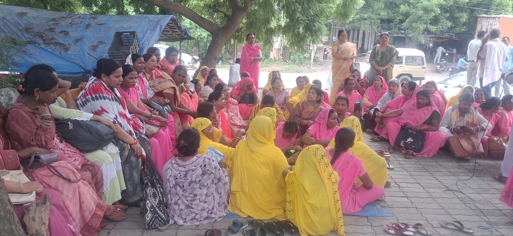 रविंद्र नगर शिवमंदिर परिसर में बैठक करतीं आंगनबाड़ी कार्यकर्ता।स्रोत-सोशल मीडिया