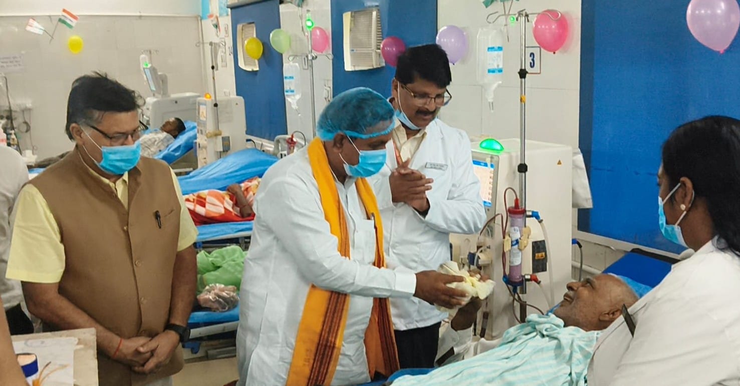 सौ शैय्या अस्पताल सरपतहां में मरीज को फल वितरित करते जिपं अध्यक्ष अनिरूद्ध त्रिपाठी। स्रोत: अस्