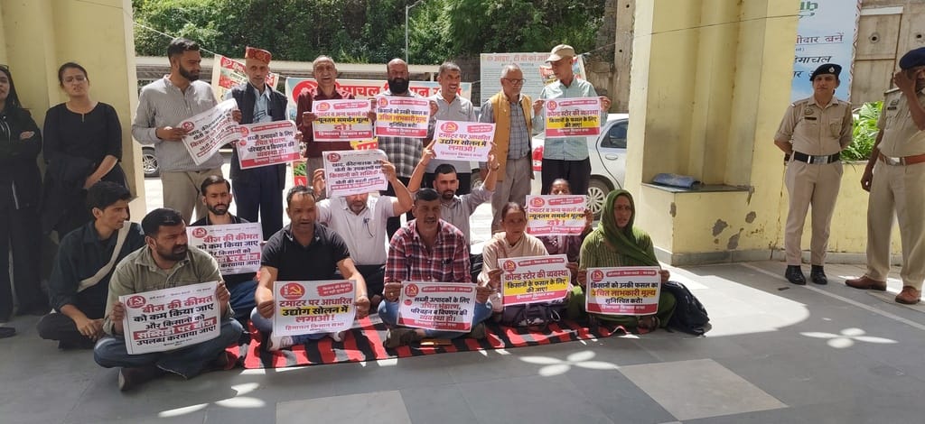 सब्जी मंडियों में टमाटर के दाम न मिलने और किसानों की परेशानियों को लेकर उपयुक्त सोलन कार्यालय क