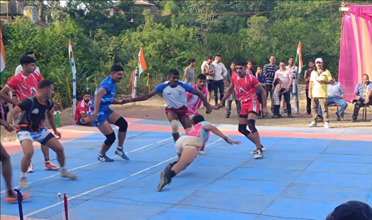 सुबाथू में अंडर-19 कबड्डी प्रतियोगिता के फाइनल मुकाबले में ऊना एकेडमी और पोंटा साहिब के खिलाड़ि