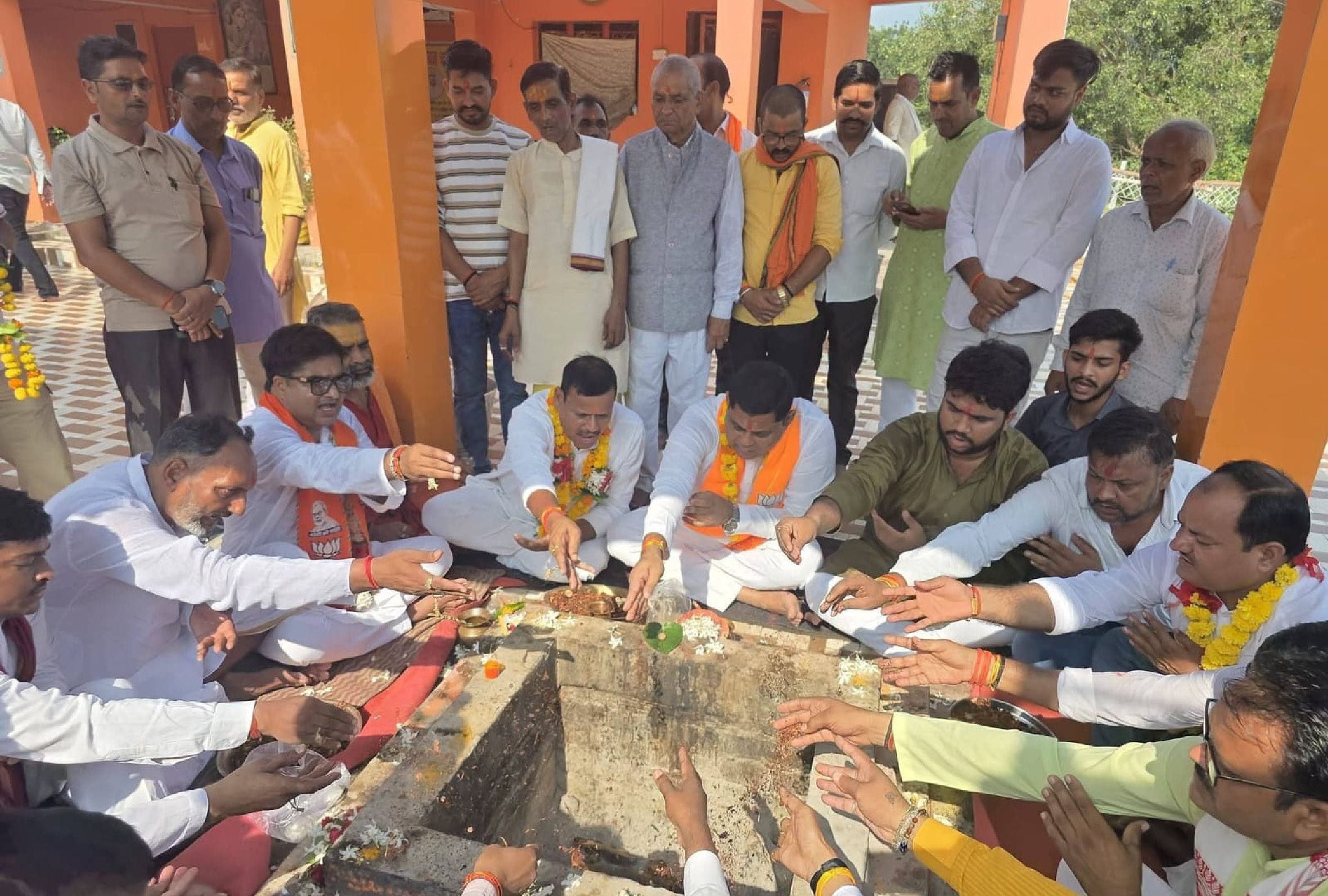 संग्रामपुर के कालिकन धाम मंदिर में हवन करते भाजपा जिलाध्यक्ष सुधांशु शुक्ला व अन्य। स्रोत: पार्
