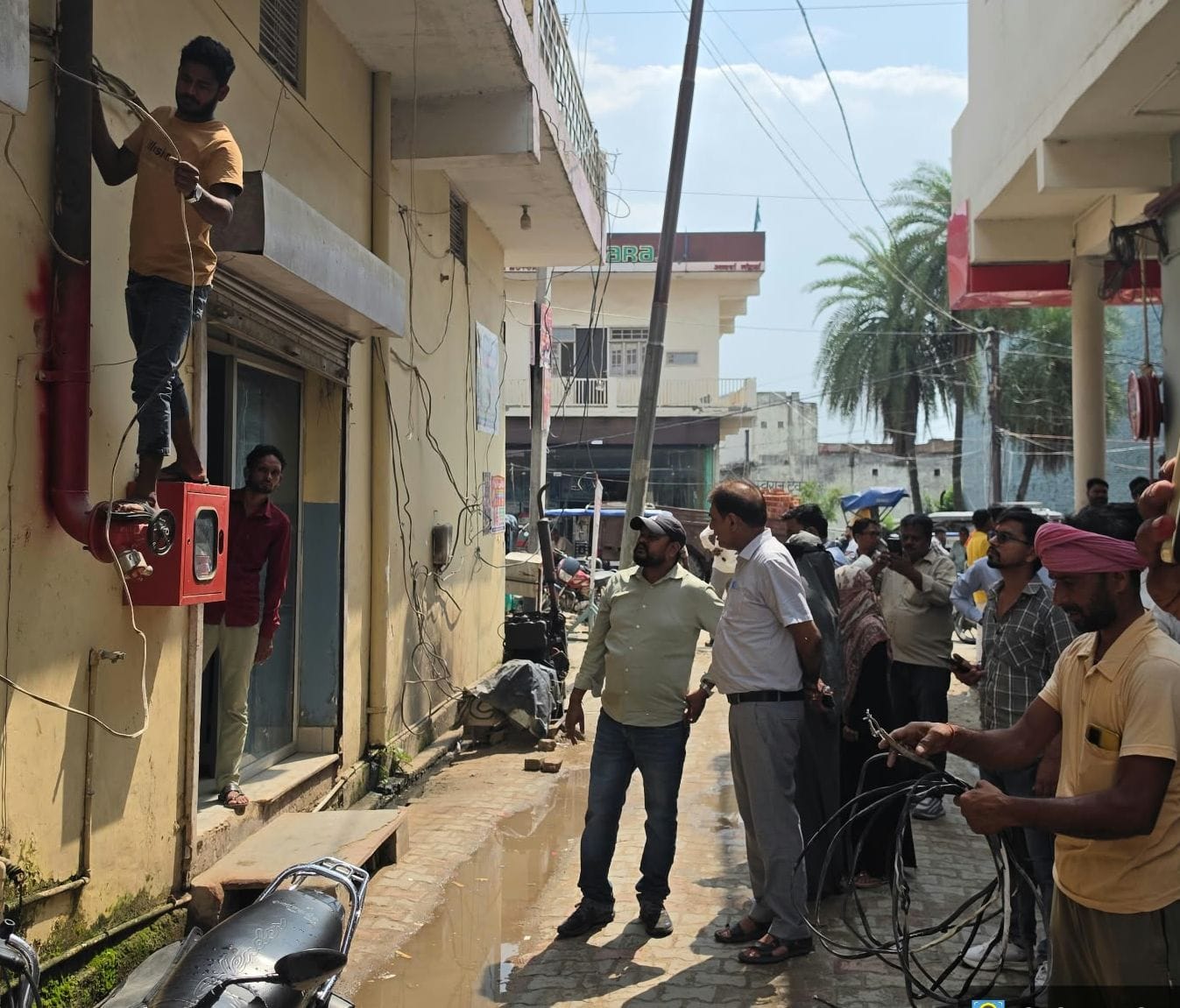 सहसवान में चेकिंग अभियान टीम के साथ अधीक्षण अभियंता। स्रोत निगम