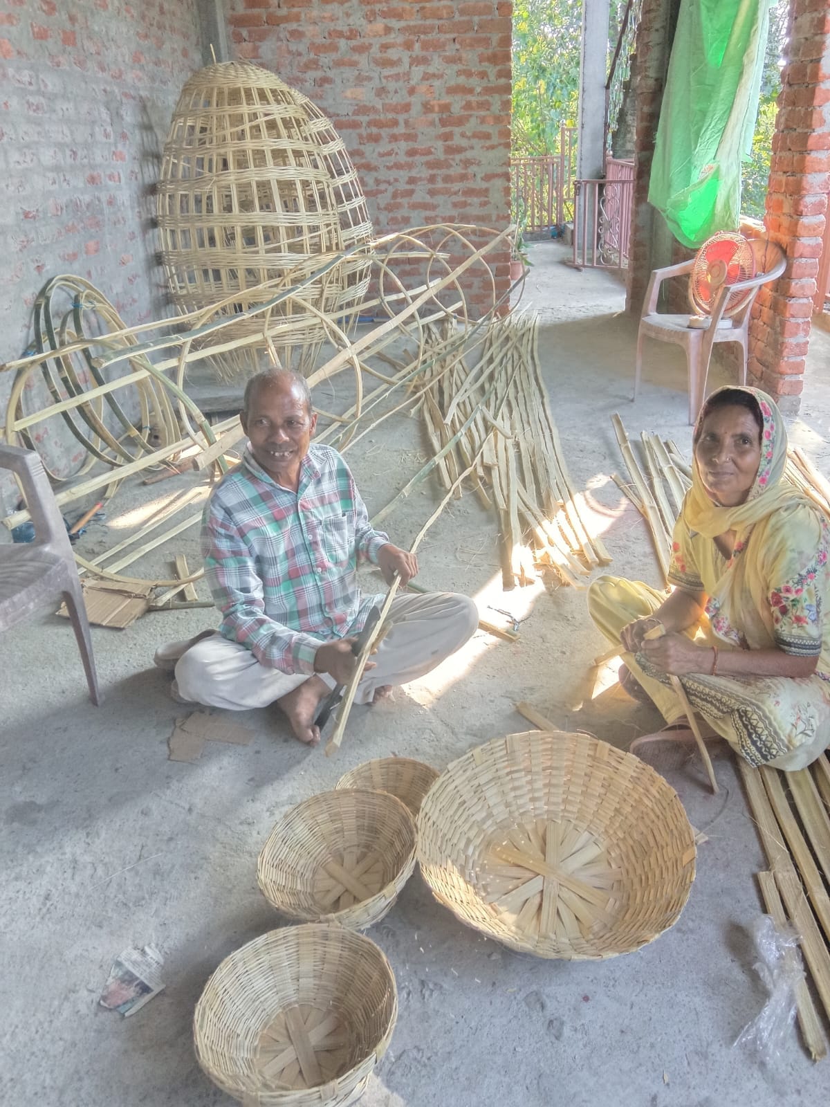 सुजानपुर निवासी 62 वर्षीय पूर्ण चंद घर पर बांस की कलाकृतियां बनाते हुए। संवाद