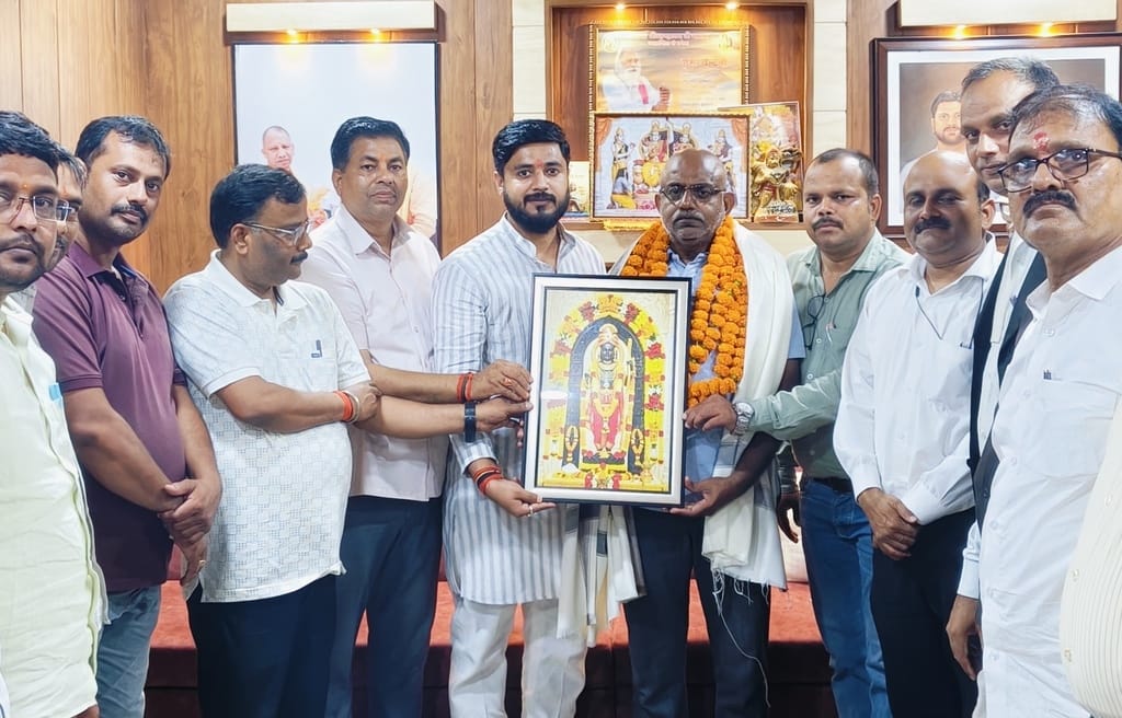 संजय श्रीवास्तव को सम्मानित करते अखिल भारतीय कायस्थ महासभा के लोग। स्रोत-संगठन