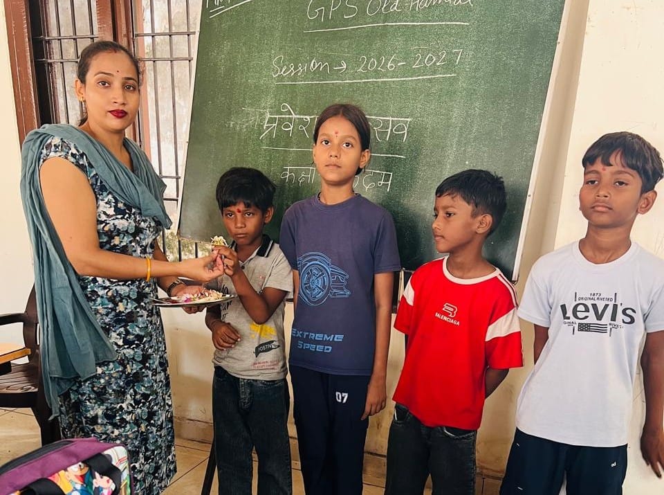 स्कूल छोड़ने वाले बच्चों का स्वागत करतीं शिक्षिका।संस्थान