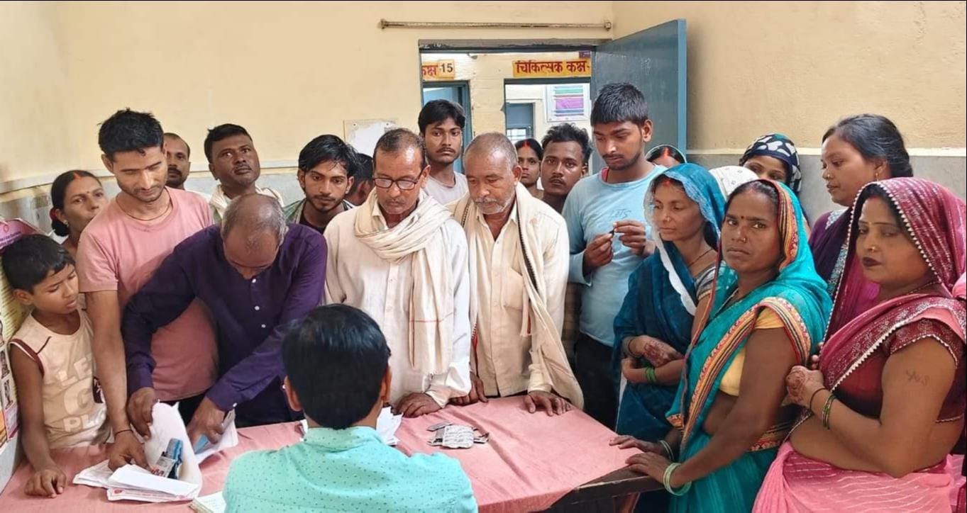 सकलडीहा सामुदायिक स्वास्थ्य केंद्र में मरीजों की जांच करते चिकित्सक। स्रोत:-जागरूक पाठक