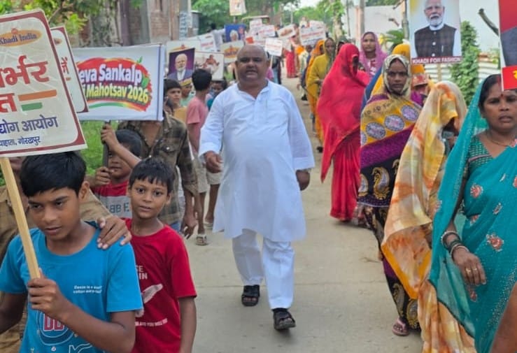 सपहा में स्वदेशी एवं खादी के प्रति निकाली गई जन-जागरूकता रैली में शामिल लोग।स्रोत-सोशल मीडिया