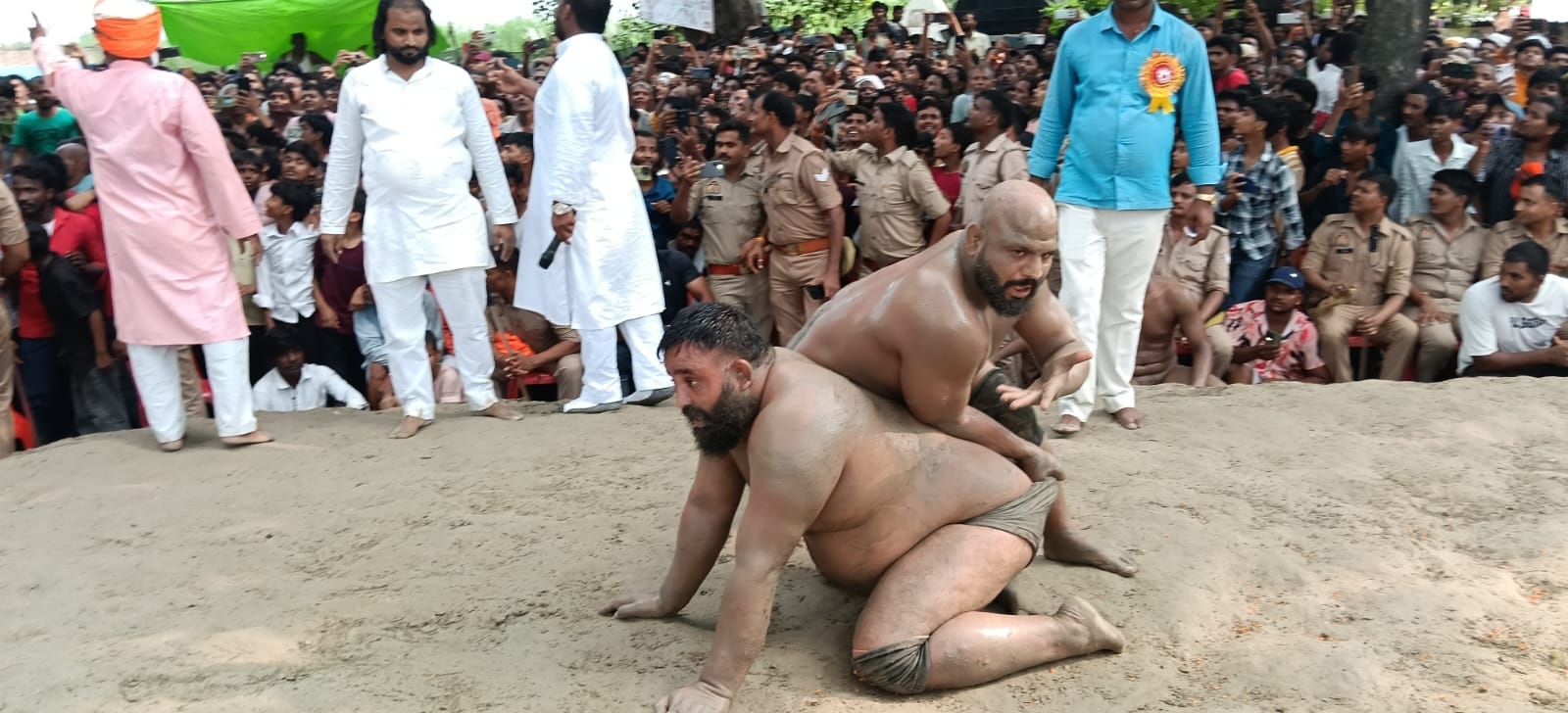 सूरज नगर स्थित प्राचीन बाबा विश्वकर्मा मंदिर परिसर में आयोजित दंगल में जाेर आजमाइश करते पहलवान।