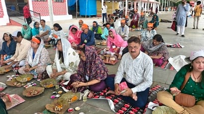 सुरक्षा बैंड दिखाते गयाजी के डीएम शशांक शुभंकर व विष्णुपद के देवघाट पर पितरों की शांति के लिए क