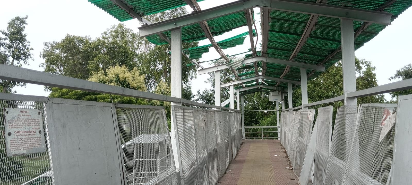 सुरियावां रेलवे स्टेशन पर ओवर ब्रिज का टूटा टीनशेड। संवाद