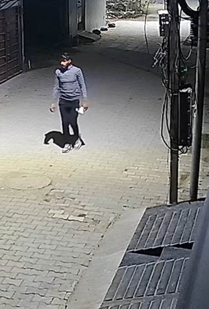 The accused used to arrive in an e-rickshaw to commit theft