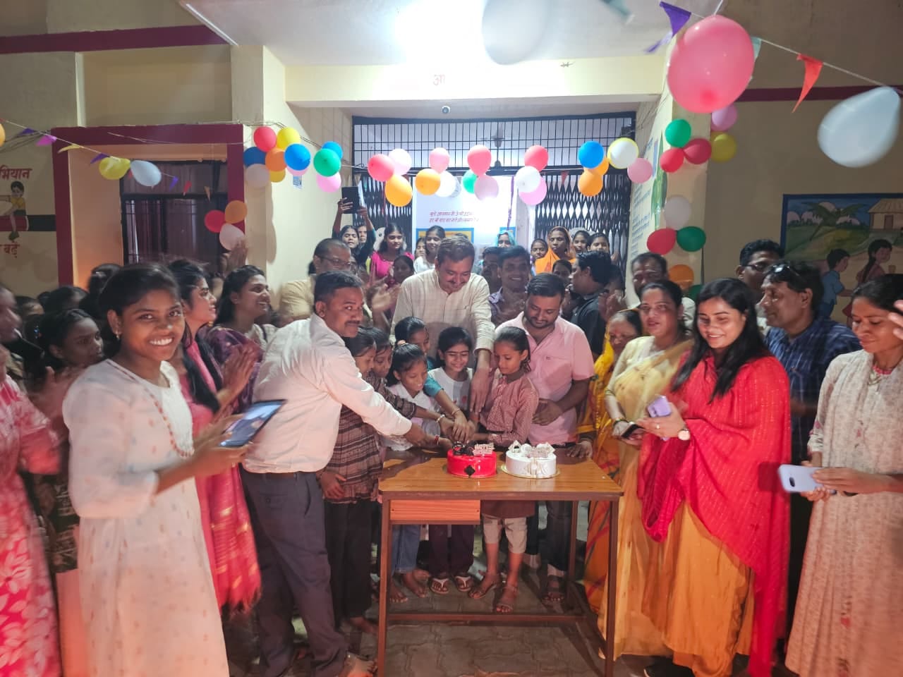 सैदपुर स्थित कस्तूरबा गांधी आवासीय बालिका विद्यालय की बच्चियों के साथ केक काटते एमएलसी विशाल सि