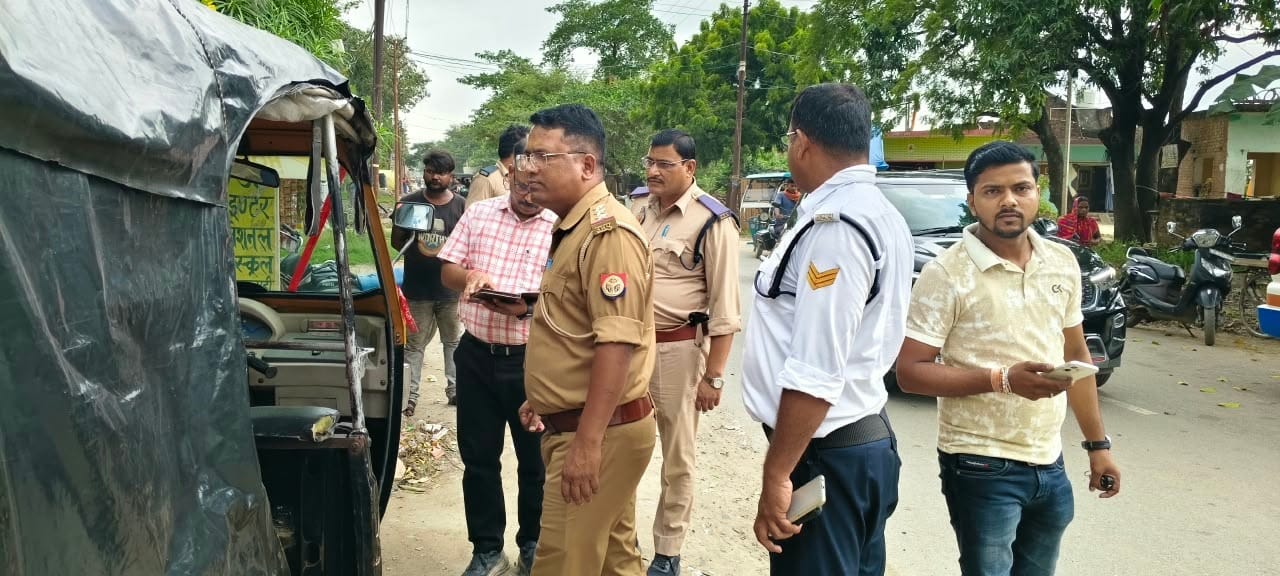 सड़क पर अनाधिकृत वाहनों को चेक करती टीम। स्रोत- यातायात पुलिस