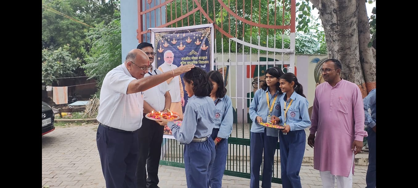 सेवा संकल्प अभियान के तहत आयोजित कार्यक्रम में विद्यार्थियों के साथ सुनील ग्रोवर।स्रोत:स्कूल