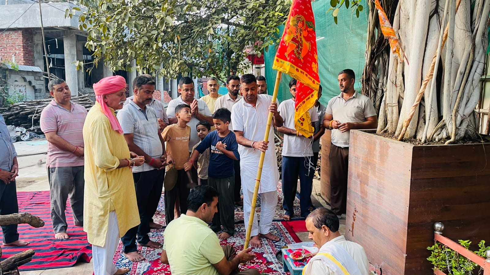 शाह तलाई में रामलीला महोत्सव के आयोजन की शुरुआत झंडा रस्म करते समिति के पदाधिकारी। स्रोत: समिति