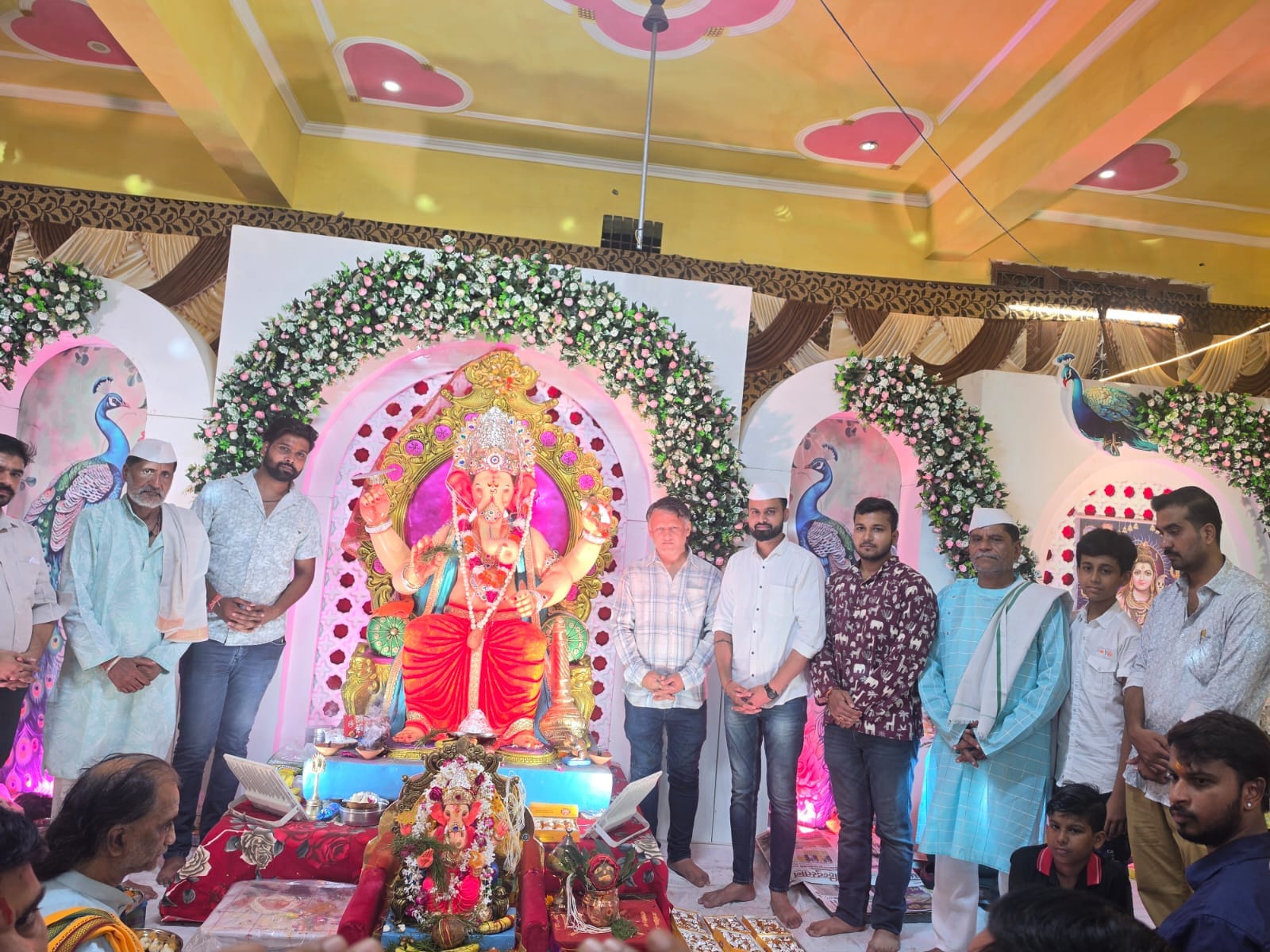 शाहजहांपुर में चौक स्थित क्षत्रिय धर्मशाला में पूजन करते श्रद्धालु। संवाद