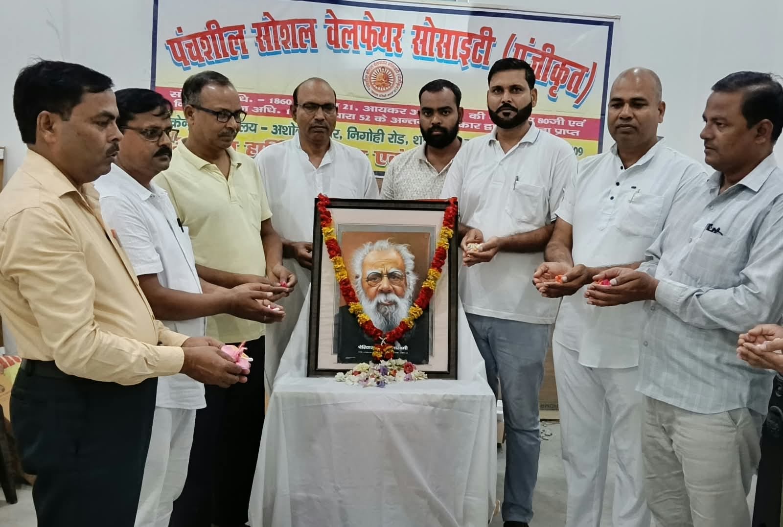 शाहजहांपुर में पेरियार ईवी रामास्वामी नायकर के चित्र पर पुष्पांजलि अर्पित करते पदाधिकारी। स्रो