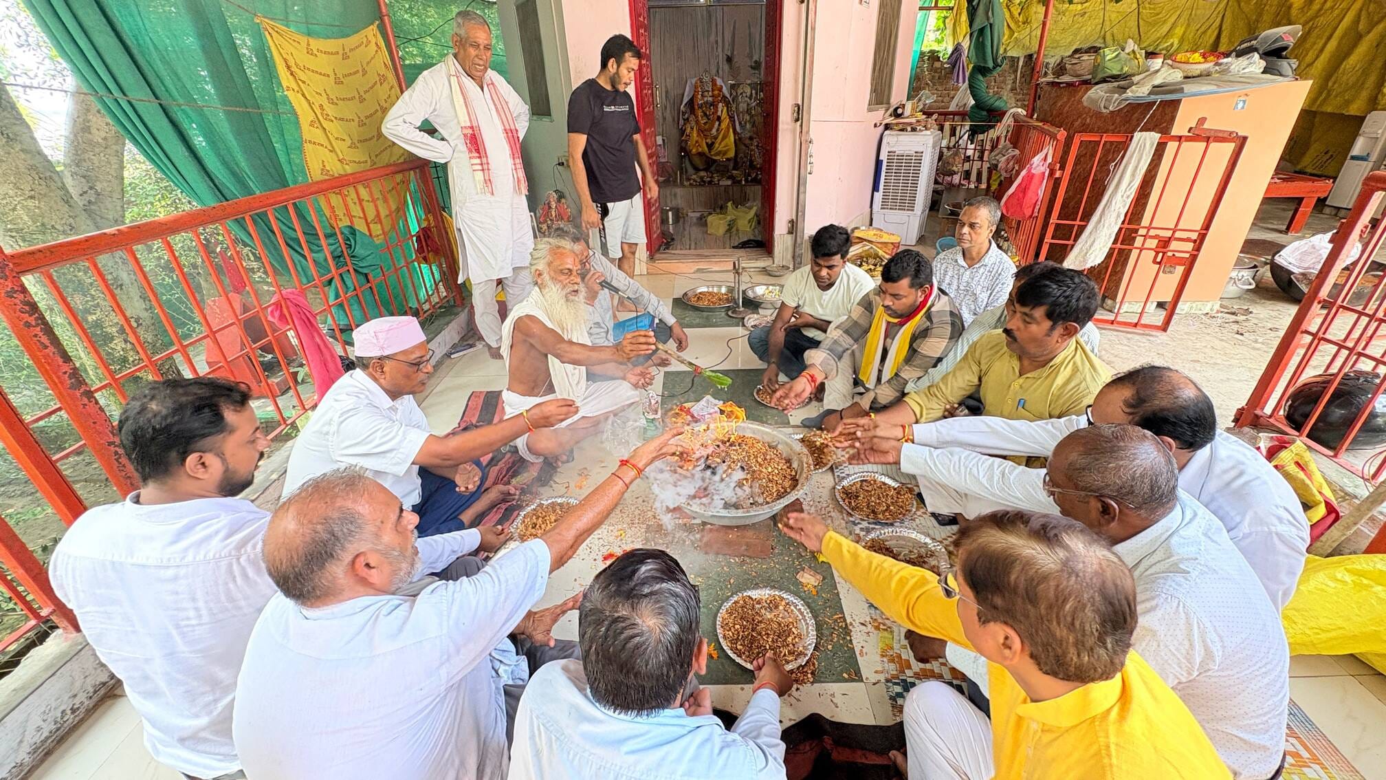 शहर के रूईमंडी गंगाघाट स्थित विश्वकर्मा मंदिर में हवन पूजन करते विश्वकर्मा समाज के लोग। स्रोत- 