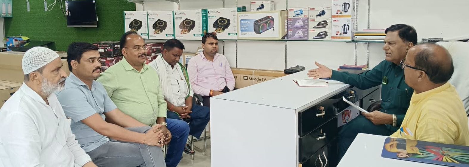  शहर के सुपर मार्केट में व्यापारियों को संबोधित करते पूर्व सांसद बनवारी लाल कंछल। स्रोत-व्यापा