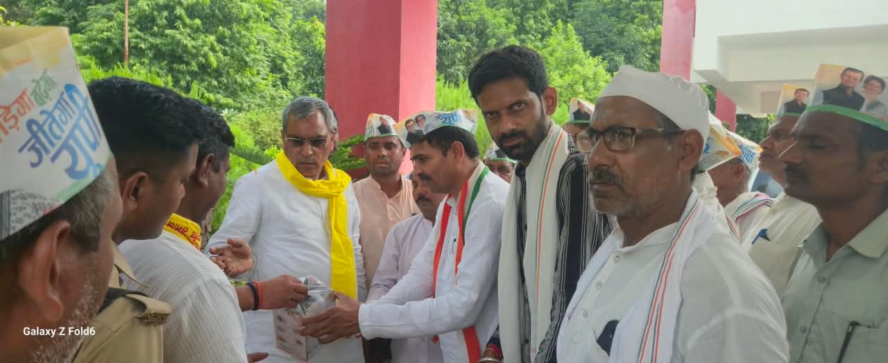 शहर के सर्किट हाउस में प्रभारी मंत्री ओमपकाश राजभर को पूजन सामग्री सौंपते कांग्रेस जिलाध्यक्ष क