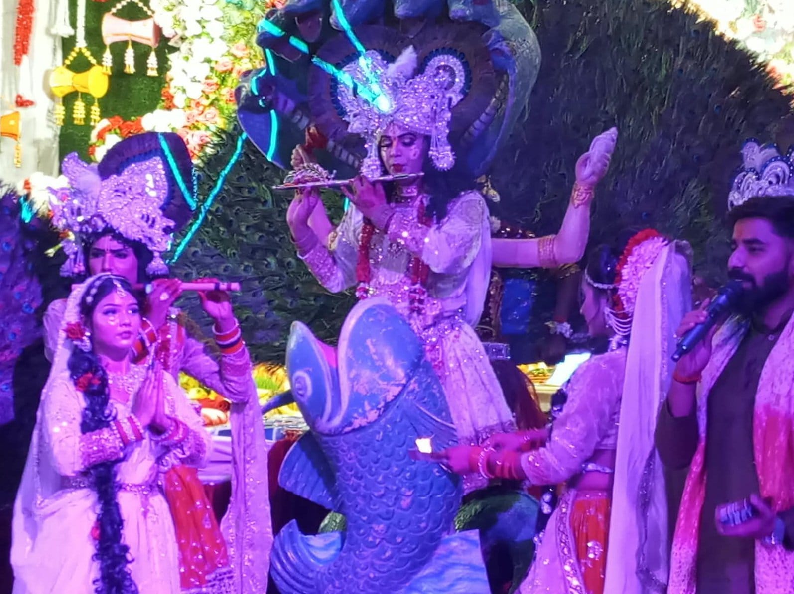 श्याम बिहारी गली में आयोजित गरबा उत्सव में सांस्कृतिक कार्यक्रम प्रस्तुत करते कलाकार। आयोजक