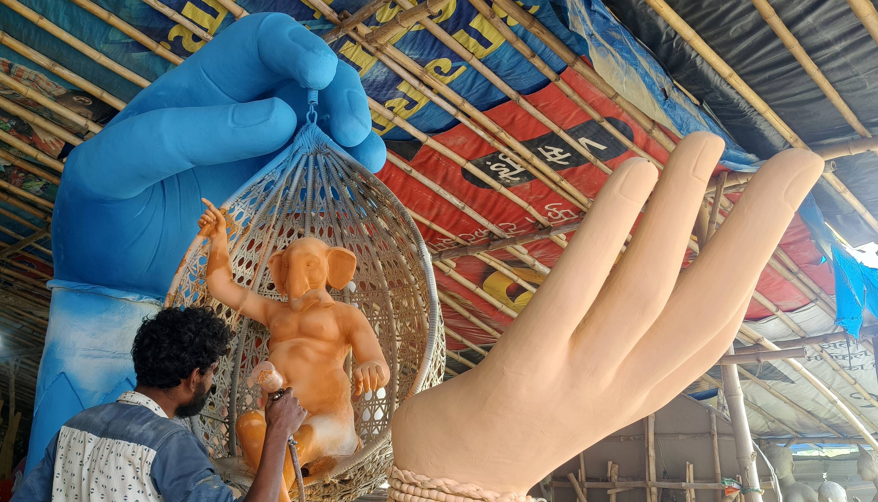 तैयार हो रही भगवान गणेश की प्रतिमा।