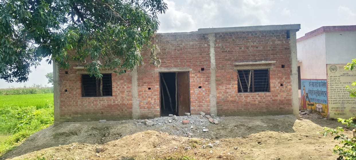Canopy of digital library under construction collapses; allegations of irregularities.