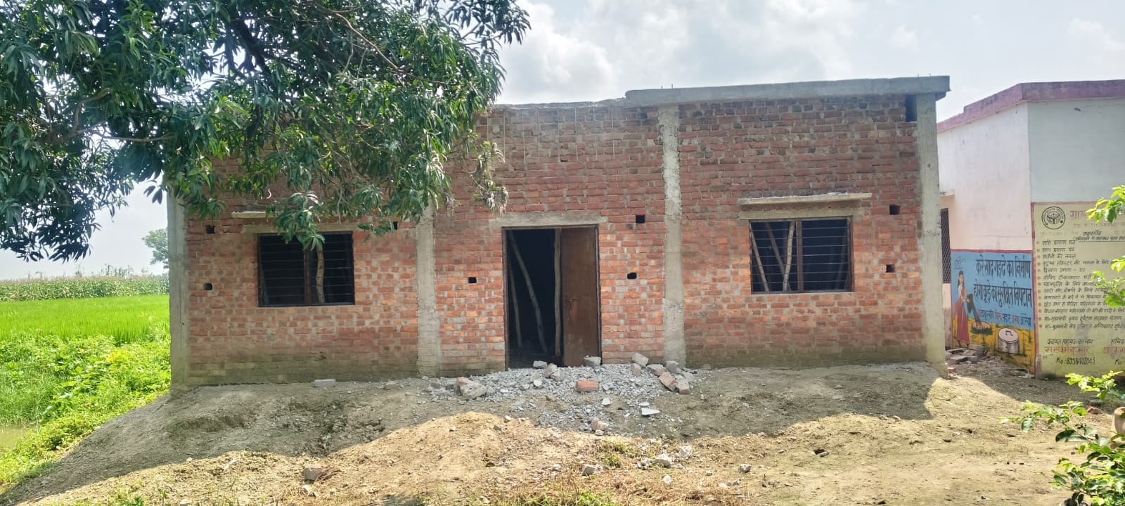 तैयार हो रहे एकल भवन का गिरा हुआ छज्जा। संवाद