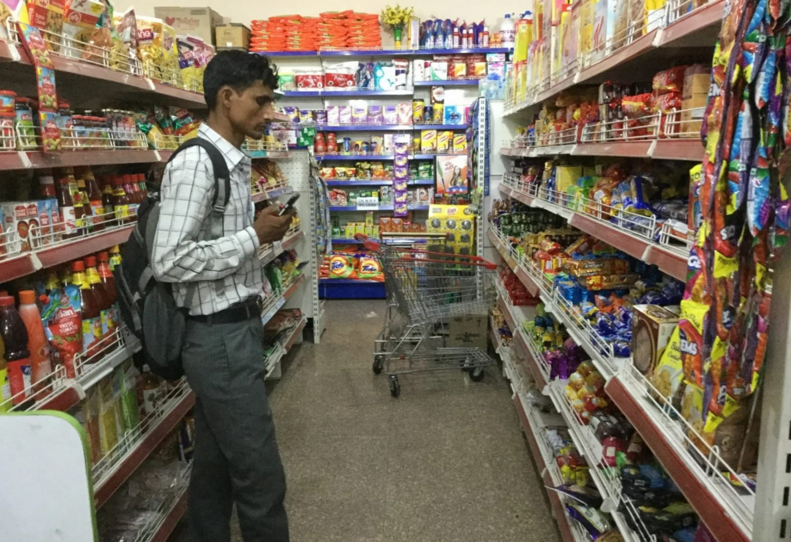 दुकान पर खरीदारी करते ग्राहक। संवाद