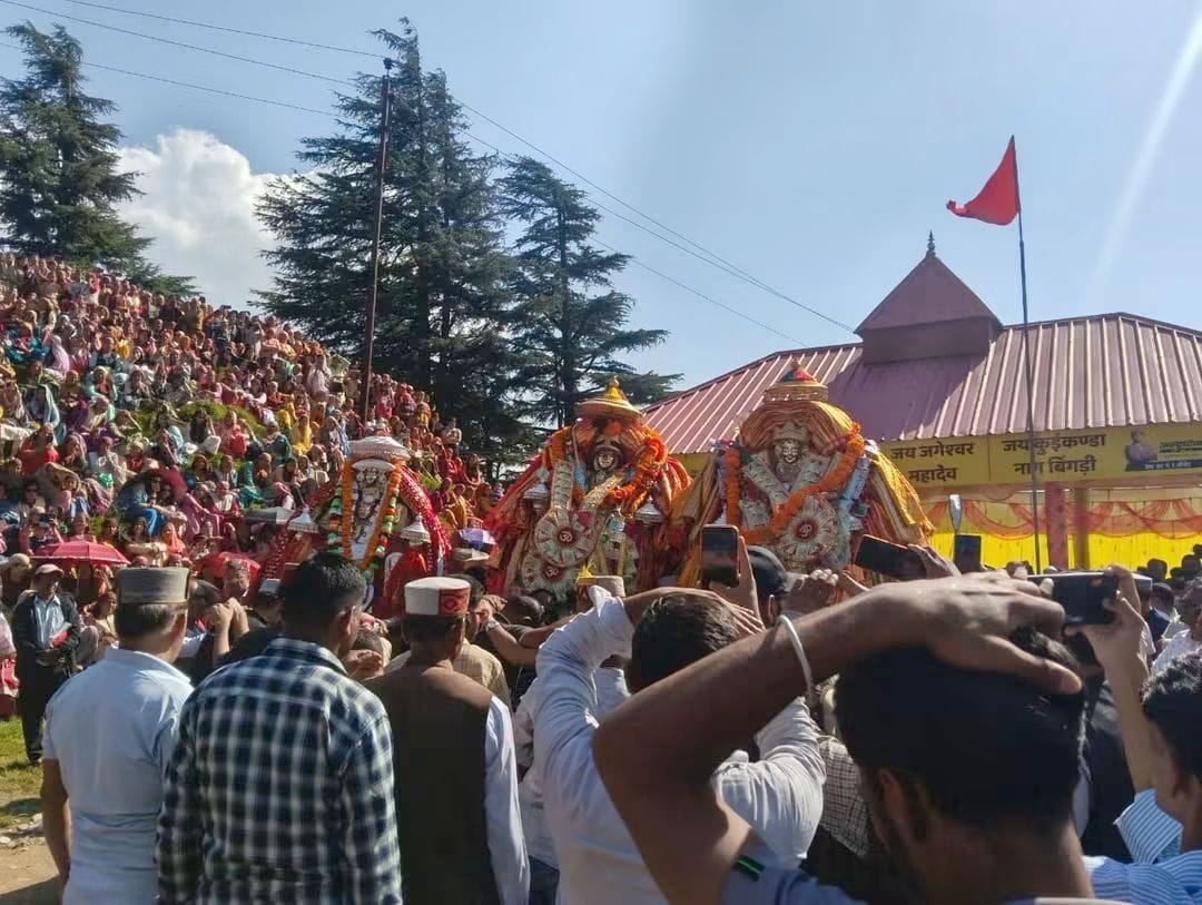 दलाश में ऐतिहासिक ऋषि पंचमी दो दिवसीय मेले में देवताओं का आर्शीवाद लेते श्रद्धालु। संवाद