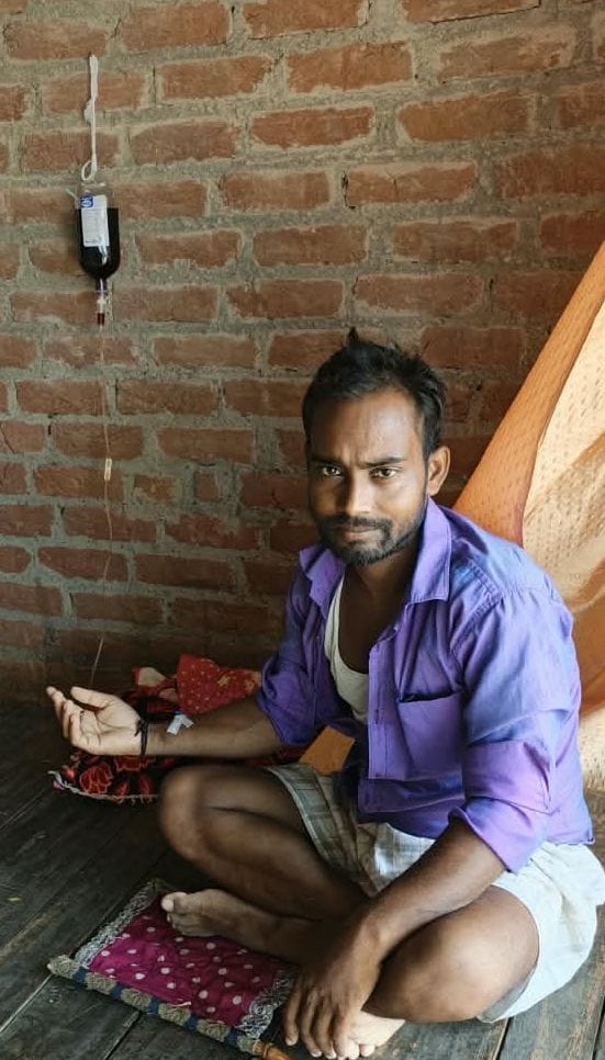दिनेश गांव में ही अपना इलाज कराते हुए। संवाद