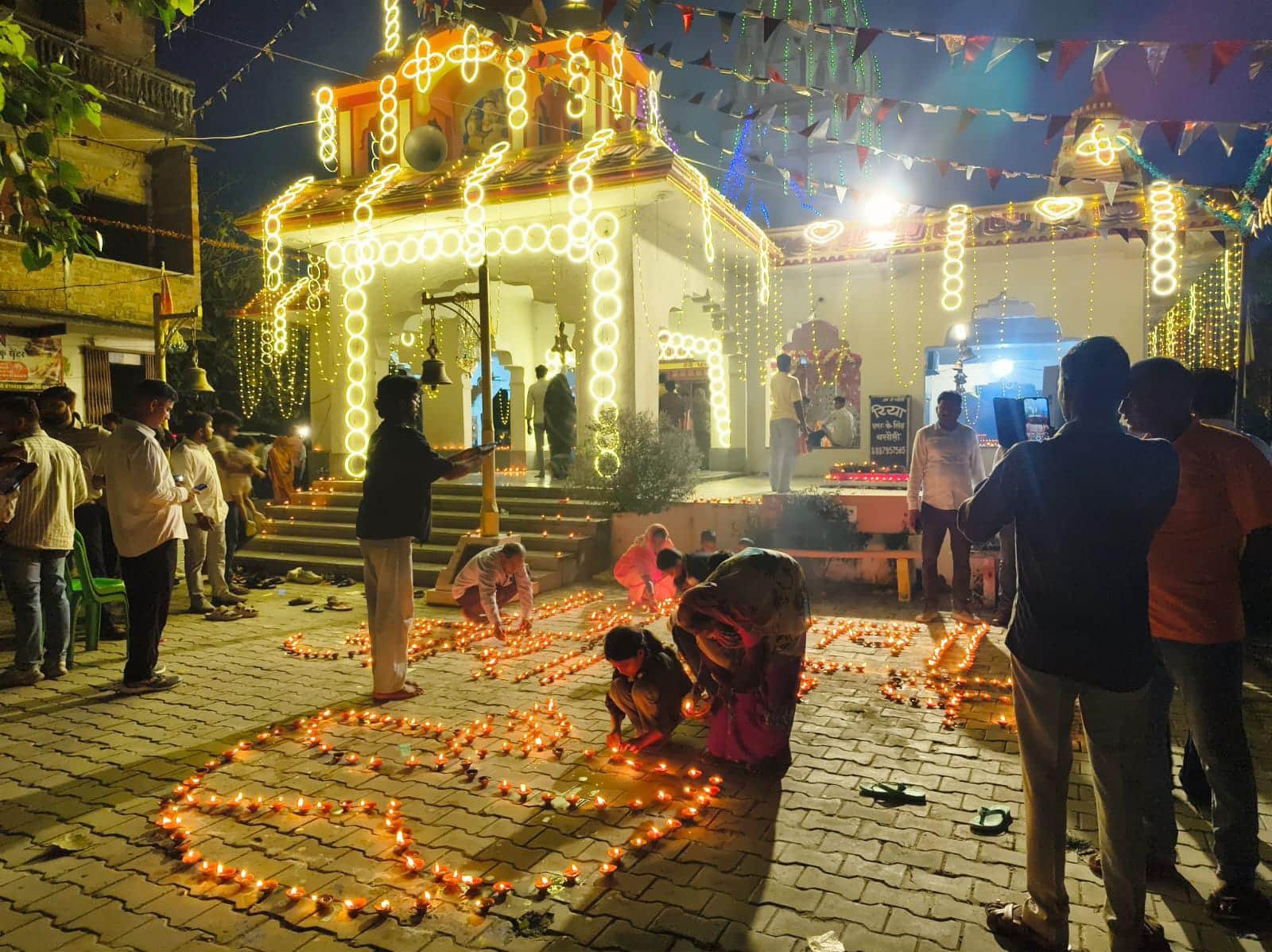 दीपों से जगमगाया देवी धाम बसौली। संवाद