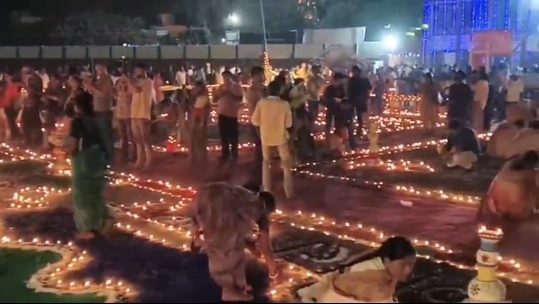दरभंगा के नेहरू स्टेडियम में दीप जलाते भाजपा कार्यकर्त्ता