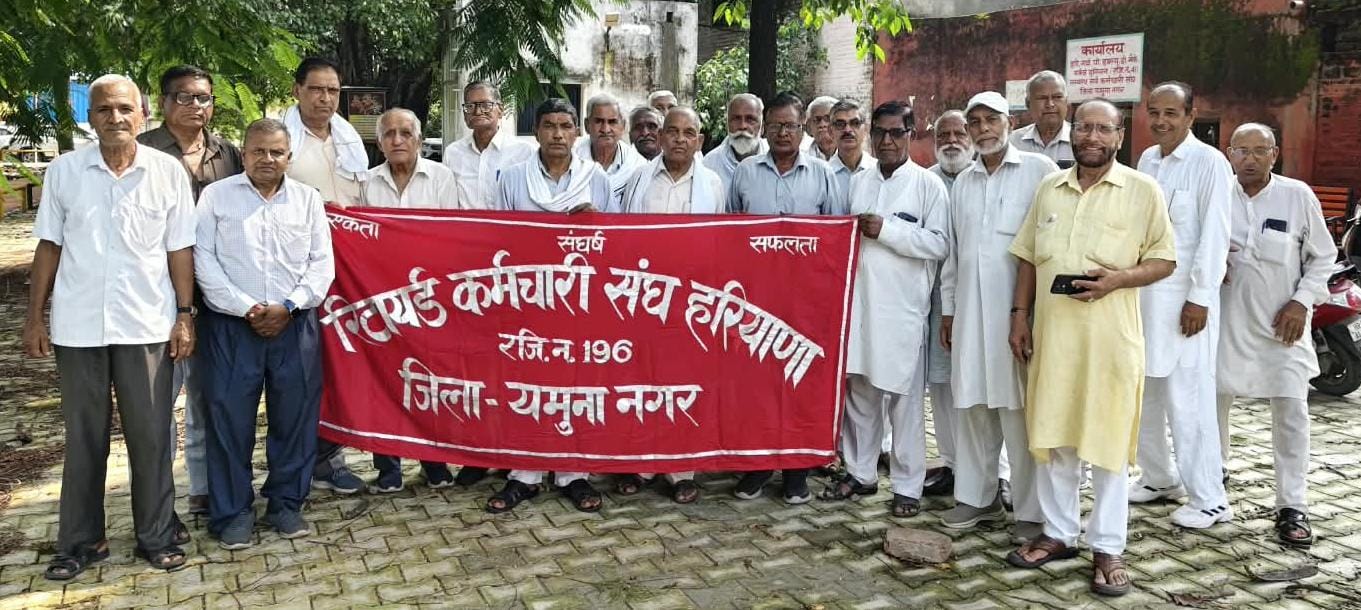 दशहरा ग्राउंड यूनियन कार्यालय में बैठक में हिस्सा लेने पहुंचे संघ के पदाधिकारी। संगठन