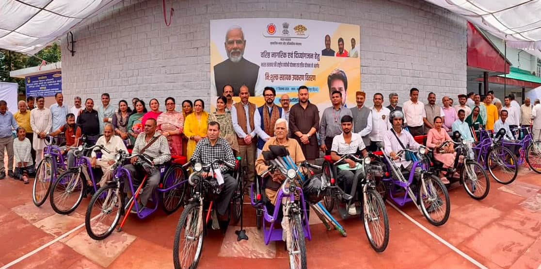 दिव्यांगों और बुजुर्गों को सामग्री वितरित करने के बाद सांसद अनुराग ठाकुर लाभर्थियों के साथ। भाज
