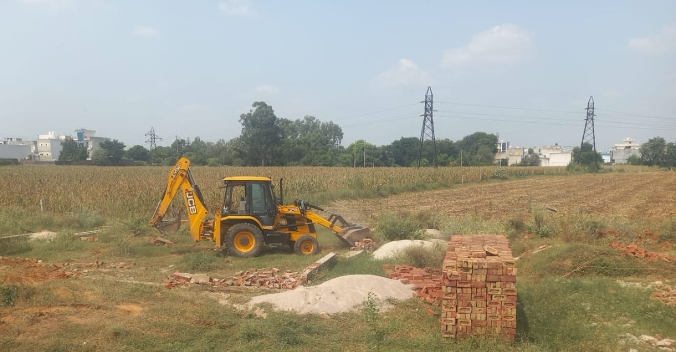 धारूहेड़ा क्षेत्र में विकसित की जा रही अवैध कॉलोनी में तोड़फोड़ की कार्रवाई। स्त्रोत: विभाग