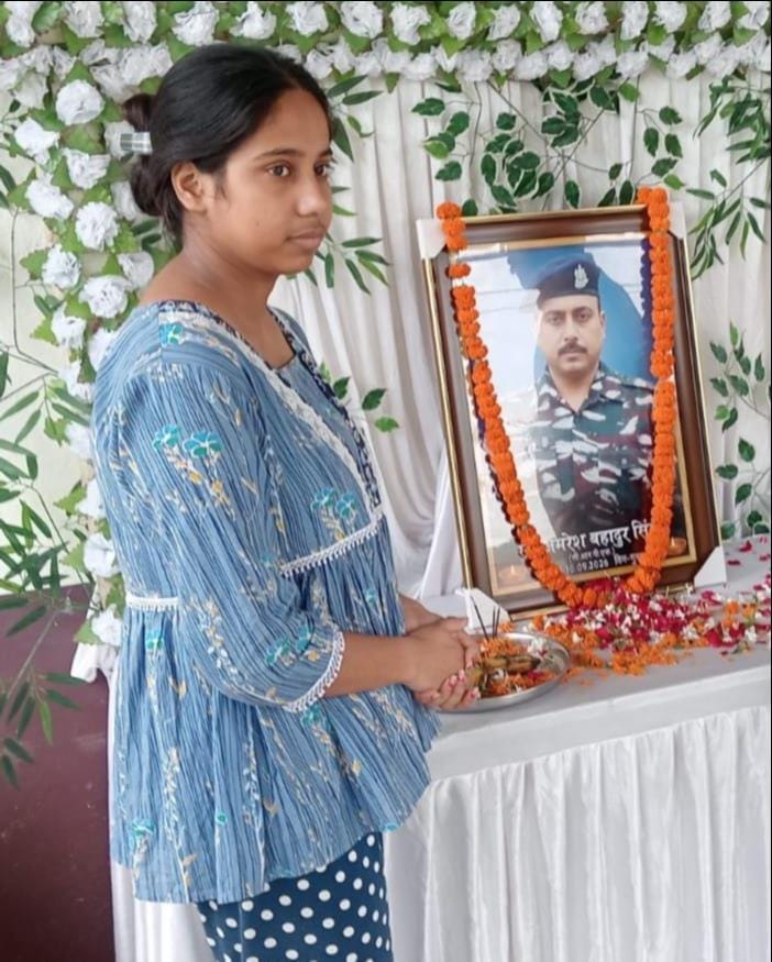 उभांव थाना क्षेत्र के दोथ गांव निवासी मृतक पूर्व सीआरपीएफ जवान अमरेश बहादुर सिंह के चित्र के सम