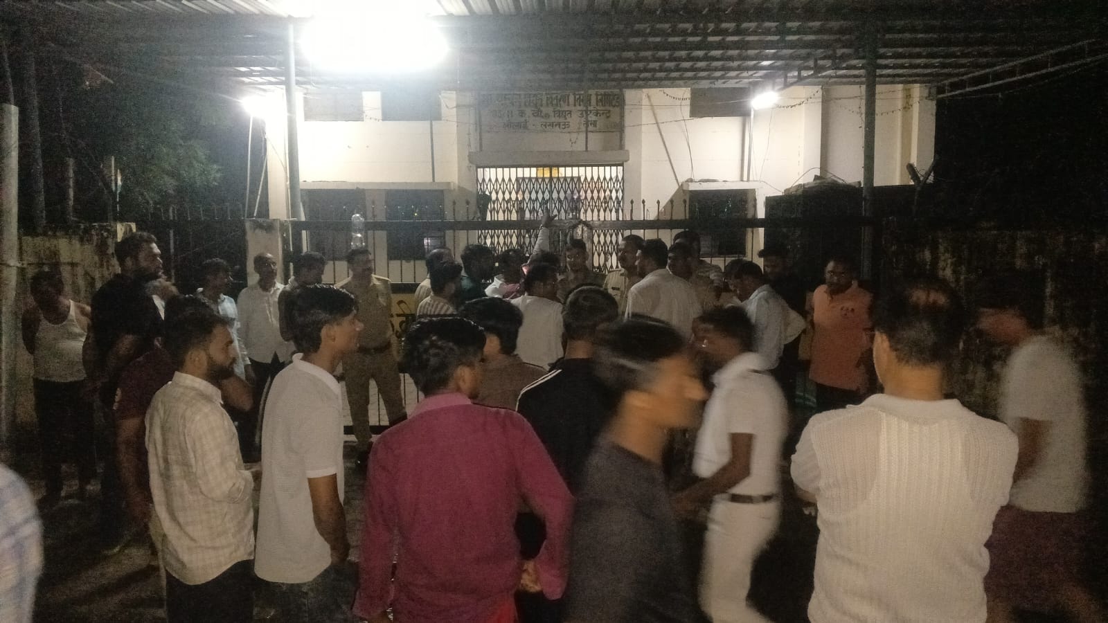 उपकेंद्र पहुंचे उपभोक्ता।