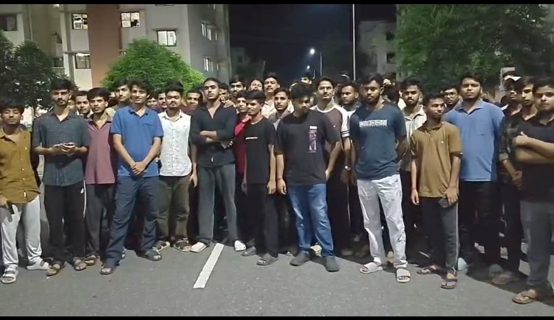 विरोध प्रदर्शन करते स्टूडेंट