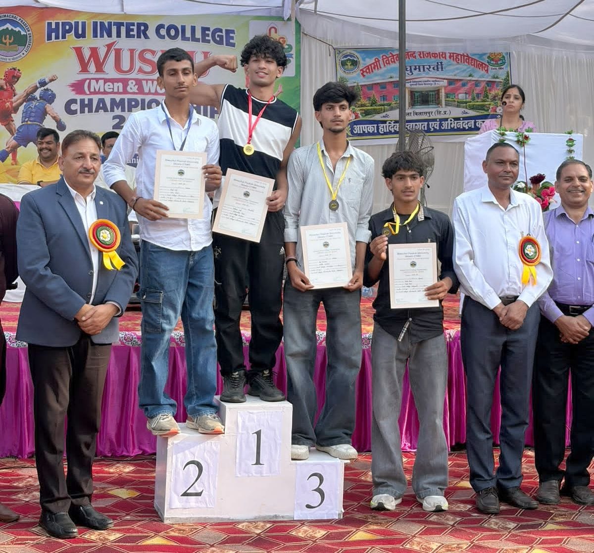 वुशु चैंपियनशिप में स्वर्ण पदक के साथ रामपुर के खिलाड़ी। स्रोत : अकादमी।