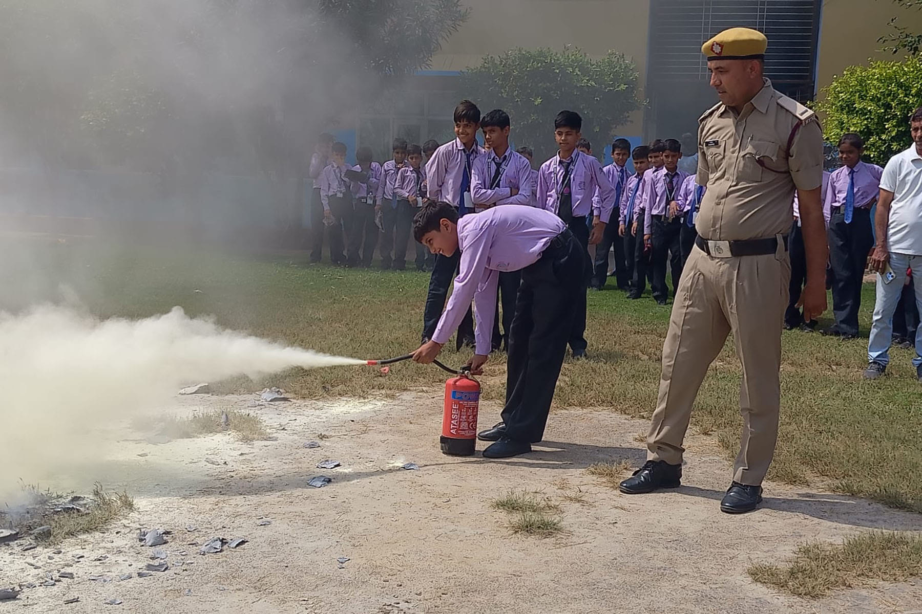 विद्यार्थियों व शिक्षकों को अग्नि सुरक्षा के महत्त्वपूर्ण गुर सिखाते विशेषज्ञ। विज्ञप्ति