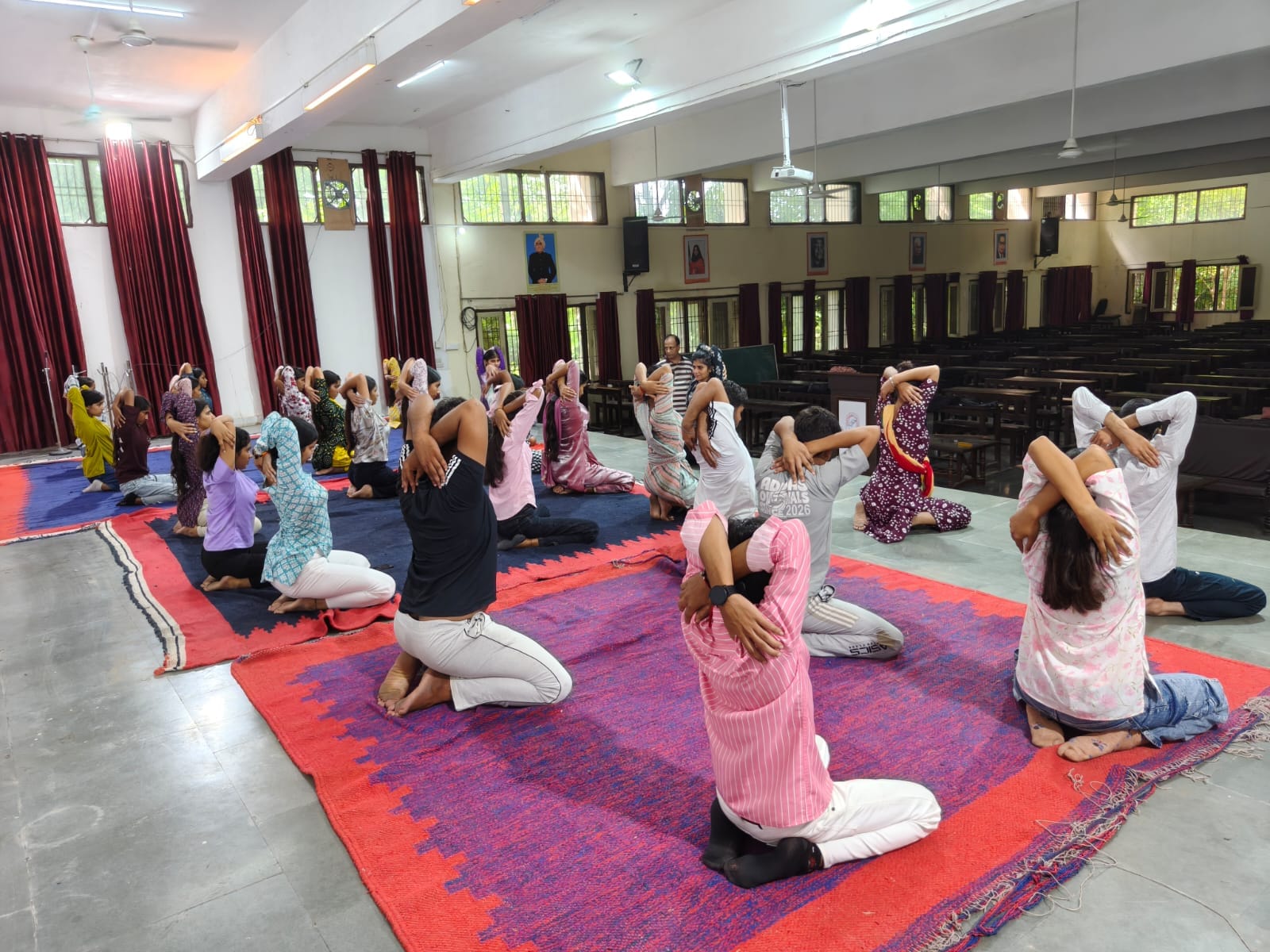  योग सत्र में योग सिखते विद्यार्थी। स्रोत : कॉलेज 