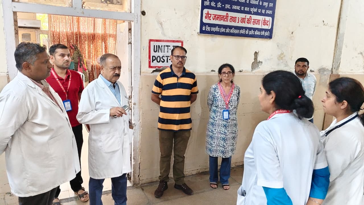 15-पीजीआई के वार्डों का दौरान करते निदेशक डॉ. एसके सिंघल व अन्य। स्रोत: पीजीआई