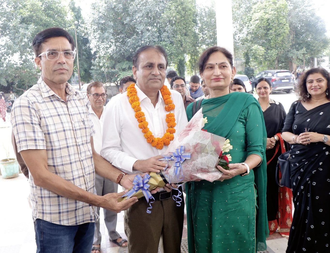 18जेएनडी12: प्राचार्य रणधीर सिंह का महिला कॉलेज पहुंचने पर स्वागत करते हुए कॉलेज स्टॉफ। स्रोत: 
