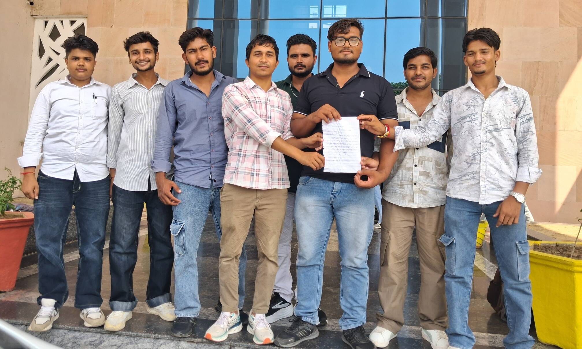 18जेएनडी19: सीआरएसयू में मांगों को लेकर कुलसचिव को ज्ञापन देने जाते विद्यार्थी। स्रोत संगठन