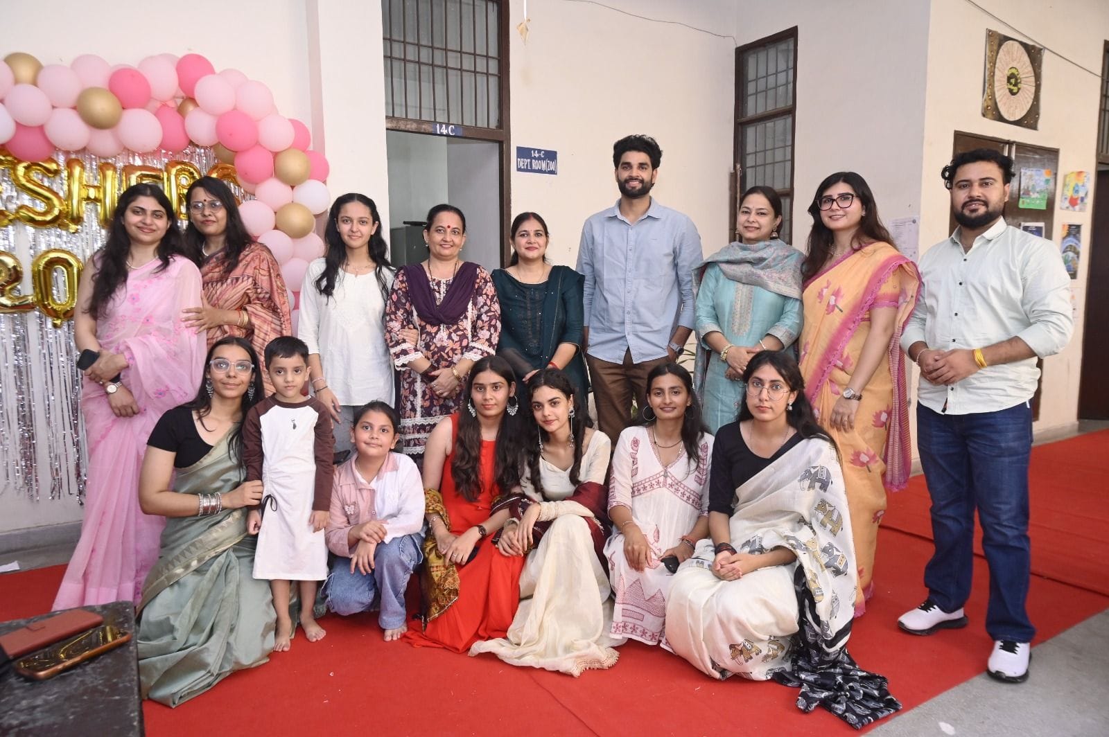19-राजकीय महिला कॉलेज में फ्रेशस पार्टी के दौरान मौजूद शिक्षक व छात्राएं। स्रोत: कॉलेज